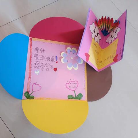 “浓浓师生情”                             ——八小学举行教师节贺卡制作比赛
