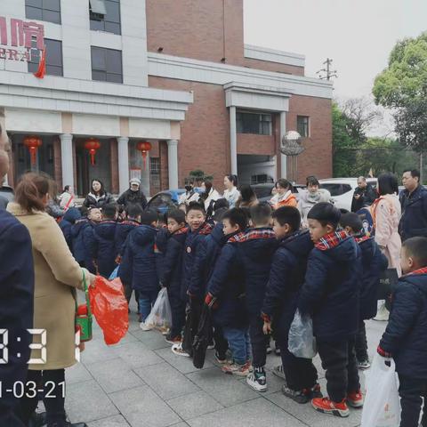 学习雷锋好榜样，保护环境美名扬—何家坳小学2001班