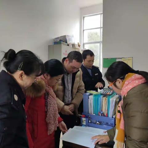 政府学校携手，共促控辍保学——西平乡党委政府人员到西平乡初级中学检查工作