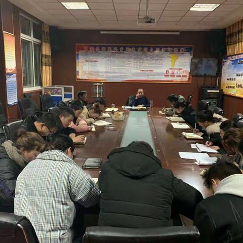 德荣玛乡召开干部2018年个人总结暨2019年工作交流会。