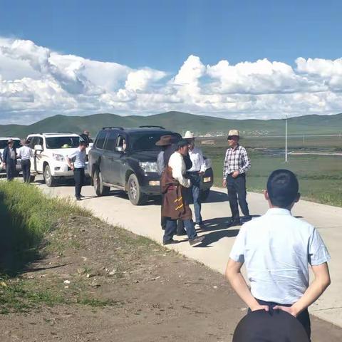 省人大副主任叶壮、州人大主人李康一行调研工作组莅临我乡调研通村公里修建情况。