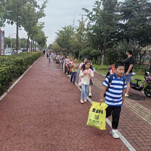 用心“护学”，为爱站岗—2.2班家长执勤