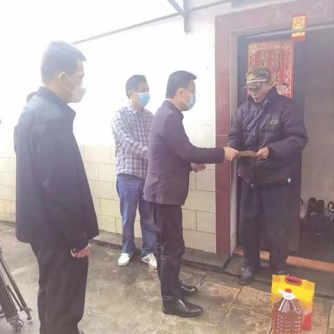 县委副书记周敬文到枫木镇慰问困难退役军人