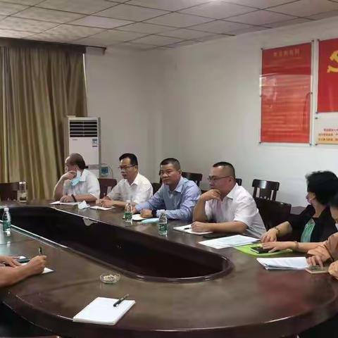 4月11日上午县人大副主任钟钢到我镇调研指导工会工作