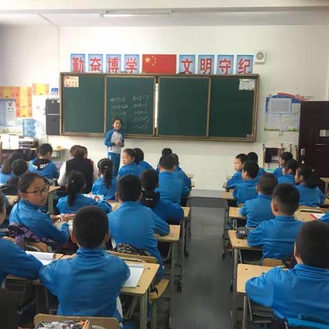 以教研促教学，以教研助成长-----向阳小学四年级数学组听评课活动剪影