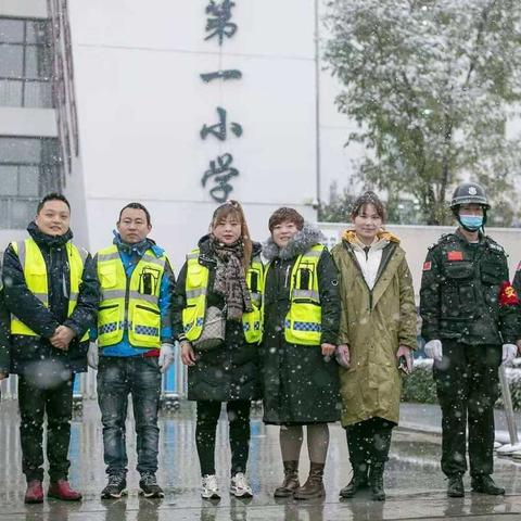 那一抹绿才是最美的雪景——西安航空基地第一小学护学岗从不缺席