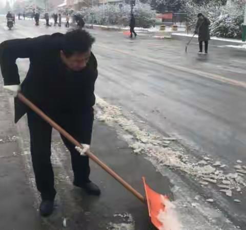 九峰镇全力开展清扫积雪活动