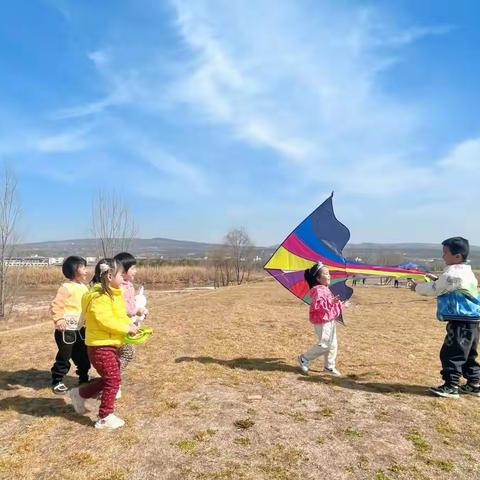 《风筝有风  ，快乐有我们》——灞桥区幼儿园小二班周末亲子对对乐活动