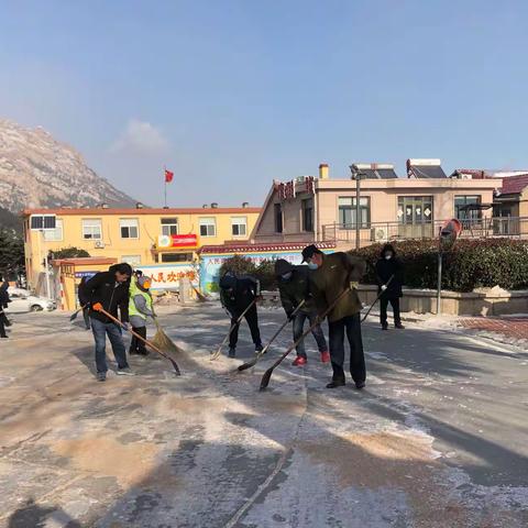 【返岭社区：及时清扫积雪 保障居民出行安全】