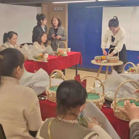 “与花相伴，绽放芳华”——建行南河沿支行三八妇女节插花活动