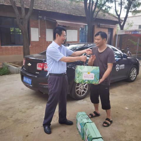 炎炎夏日送清凉 市总领导看望慰问驻村干部