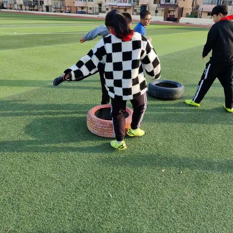 《快乐足球》足球脚内侧传球