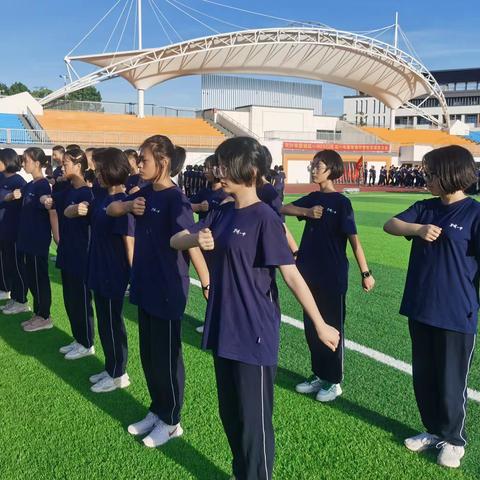 望城一中2211班学军人之风采，强自身之素质。
