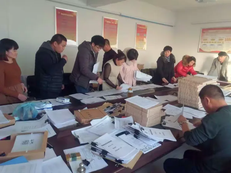 贫困户档案流水线作业