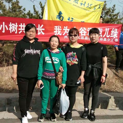 我参与，我快乐！北城区兴旺社区青年志愿者参加值绿，护绿行动。