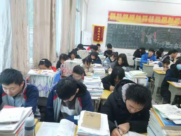 青春不悔，挑战人生 －高三(9)班纪实