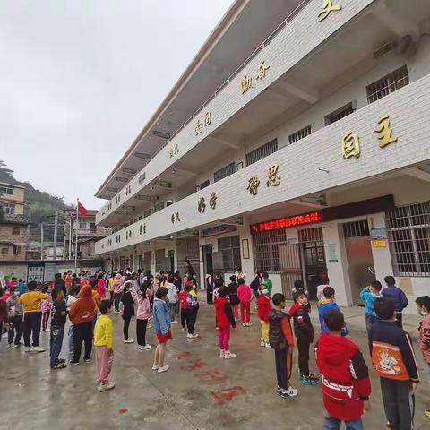 大双小学“学雷锋，从身边小事做起”