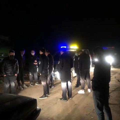 行者街办网格员协助城管局连夜整治渣土及建筑垃圾乱倒现象