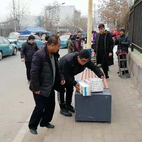 行者街道副主任高晓强带队清理整治石油城西门占道经营