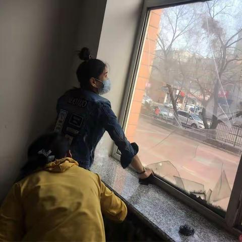 我可爱的家长们，你们辛苦了，感谢你们为我们带来明亮的教室，干净整洁的环境，我们是相亲相爱的一家人！