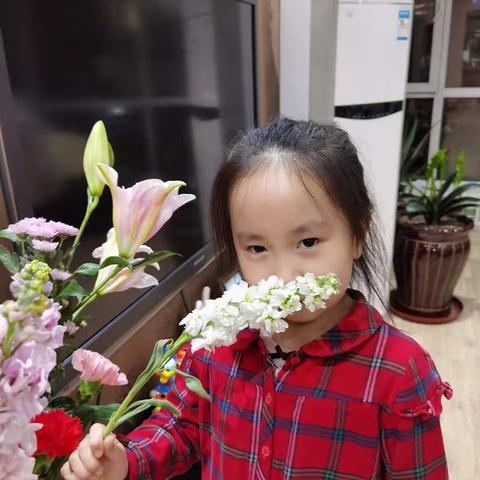 大家好，我是育新小学一年一班的庞蕴卓，愉快的假期就要结束了，我和大家分享一下我的假期生活😀