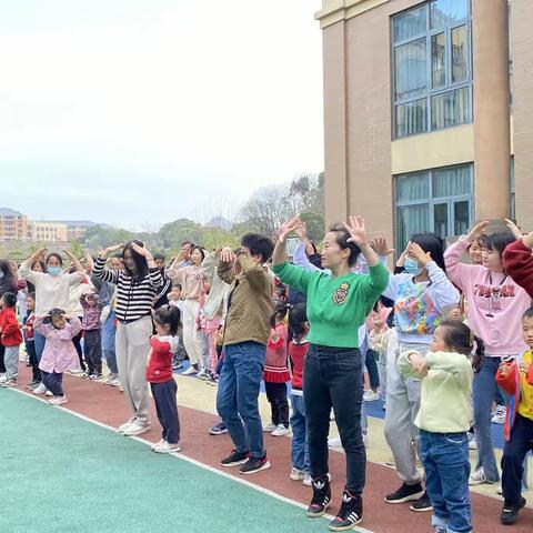 爱米特幼稚园大班组“护树小达人”亲子活动