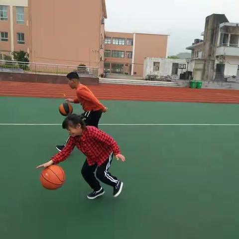 4月阳光体育活动――20米运球