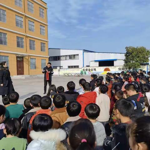 消防安全警钟长鸣，消防意识常驻心中。                 ——确山县第十小学消防安全演练