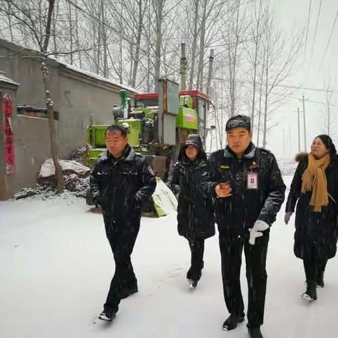 雪纷纷，情深深，结对帮扶暖人心–城市管理局机关第三党支部