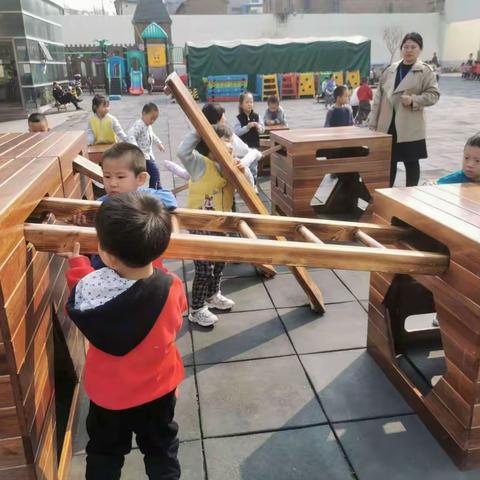 【观察记录】初玩“安吉箱”之昱盛的搭梯之旅—邹平市第二实验幼儿园小四班观察记录