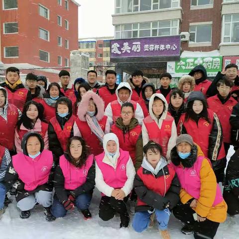 白雪更映“志愿红” 扫雪除冰暖人心—— 开展志愿扫雪活动