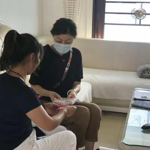 江桥镇结合中国婚育状况入户调查赠送免费避孕药具