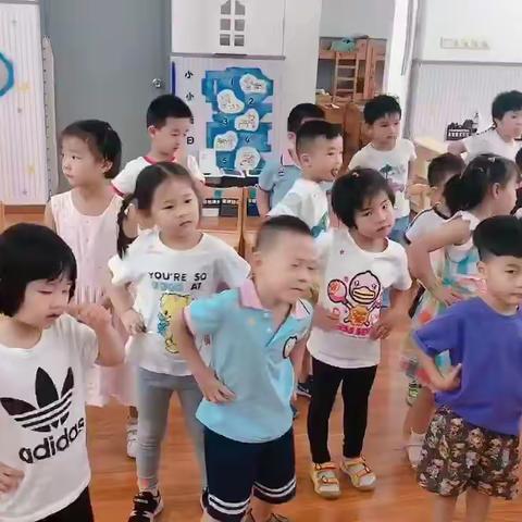 幼儿园里朋友多，欢声笑语乐不停