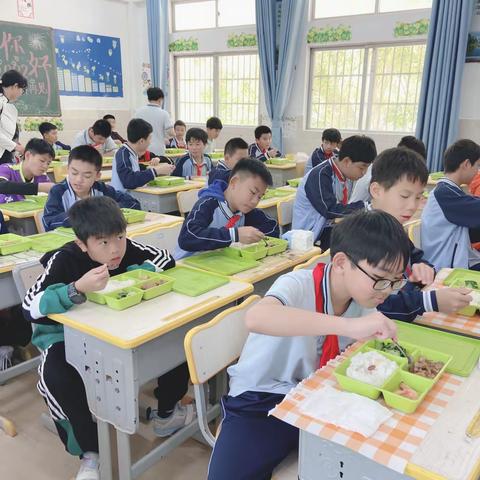 中山小学开启午托服务试点工作