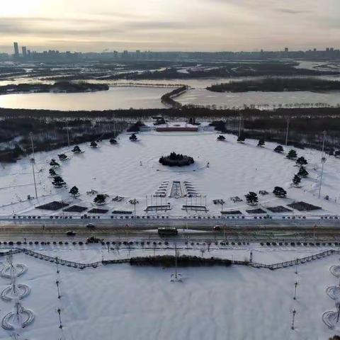 市党政办公区物业服务中心  —    暴雪来袭，我们并肩作战！