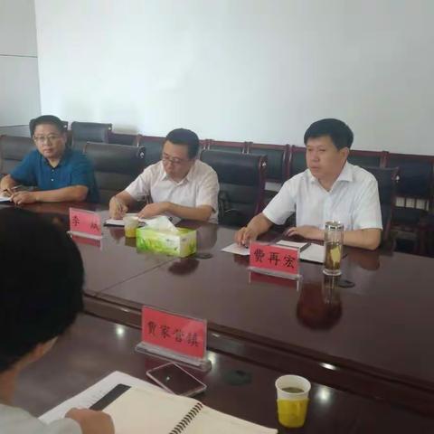 区长费再宏组织召开农村环境卫生整治及垃圾清运工作会议