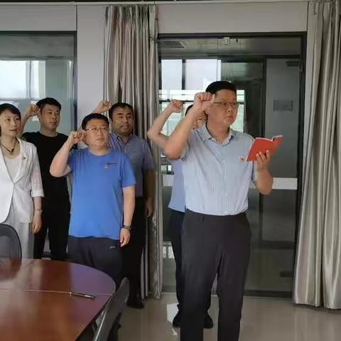 重温入党誓词 再学习《中国共产党章程》