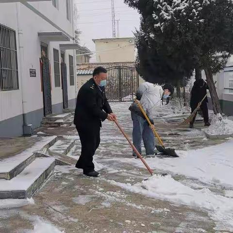 除雪讲奉献，防滑保安全