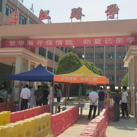 骄阳愿遂青春意   夏云翘首盼少年