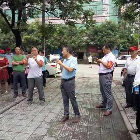 夏都办带领广场社区及分包单位，在人民路和广场对占道经营、私搭乱建进行全力整治。