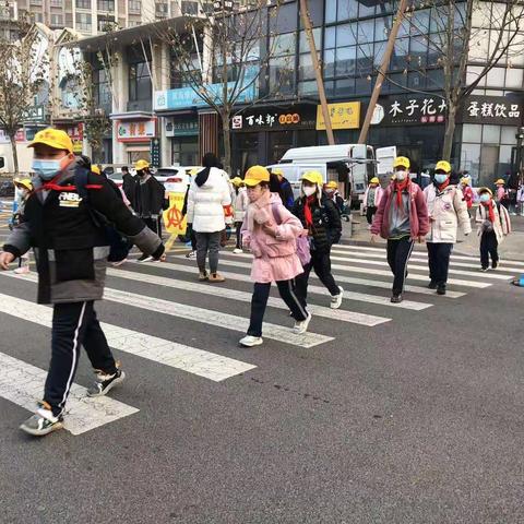 送人玫瑰   手有余香——2022青开二实小403班家长志愿者路队护导