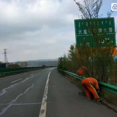 鄂尔多斯分公司黑岱沟养护工区    多措并举 周密部署 切实提升节前路域环境整治效率
