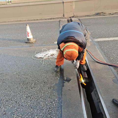 聚力春运保畅通  黑岱沟养护工区在行动