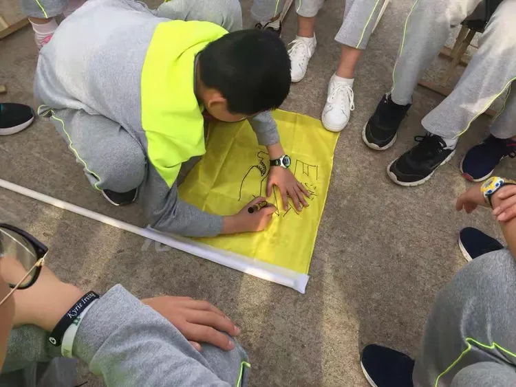 小队的组建，孩子头脑风暴之后想出来许多创意、响亮的队名口号，为自己的小队制作了一面独一无二的旗帜🚩