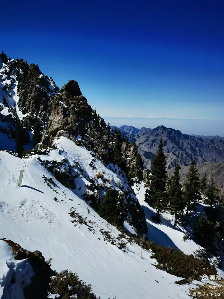 新疆天山天池的雪景