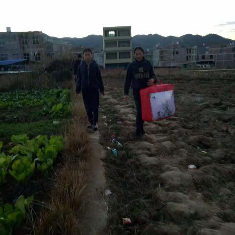 广南县莲花幼儿园对建档立卡贫困户“送温暖”爱心专访活动