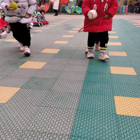 太山幼儿园中班体育游戏——《合作运球》