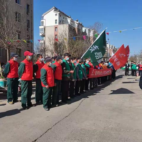 锦绣城社区携手辖区内隆泰物业公司开展“疫情防控、环境整治”小区大清扫活动