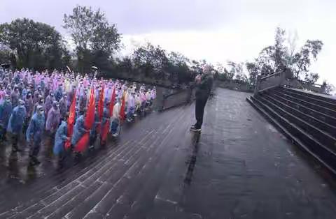 清明雨洗烈士墓，红色风吹学子心