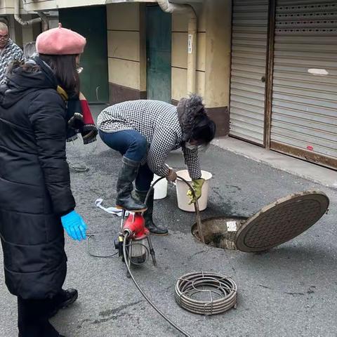 疏通化粪池 暖心小分队解民忧